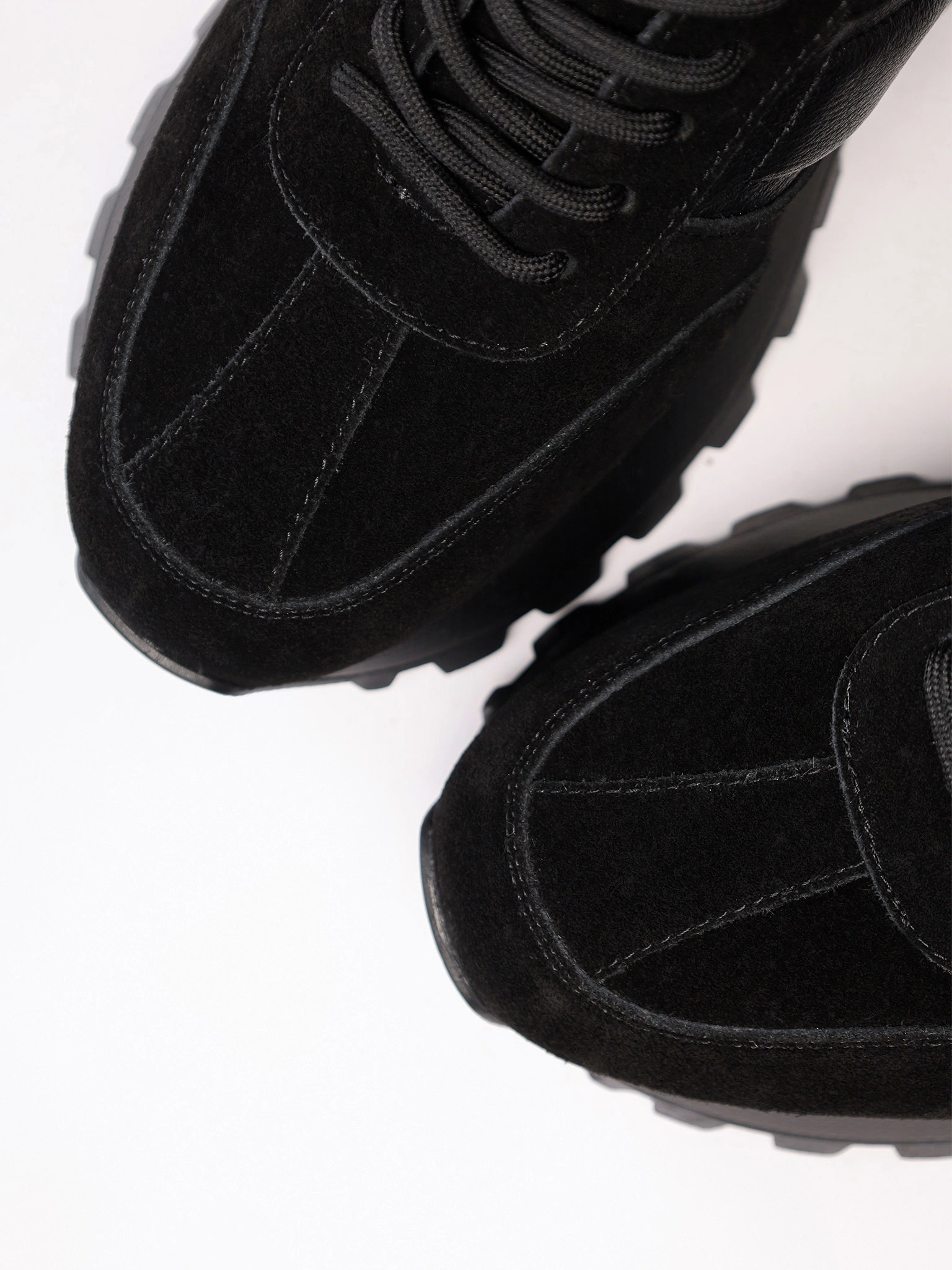 Кроссовки комбинированные черного цвета на рельефной подошве